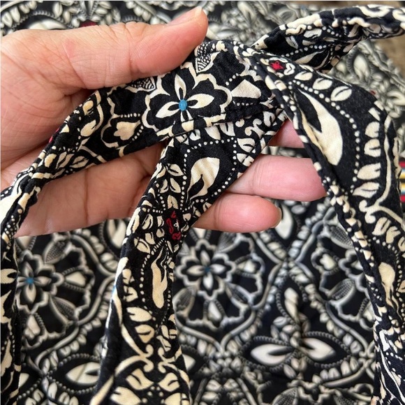 Vera Bradley Barcelona Black and white floral tote bag with pockets. - Picture 10 of 16